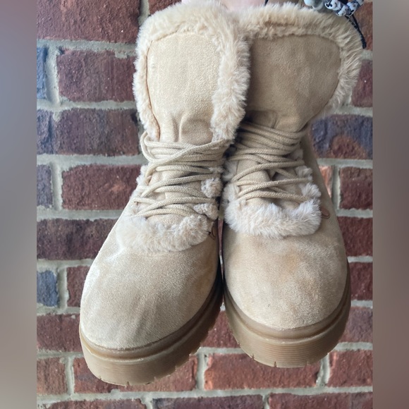 Light brown Fur-lined booties w/ chunky rubber heel Size: 7.5 - Picture 2 of 7